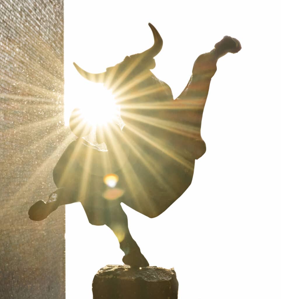 Stierskulptur der Anwaltskanzlei Dr. Willi Thoma und Partner PartG mbB im Gegenlicht