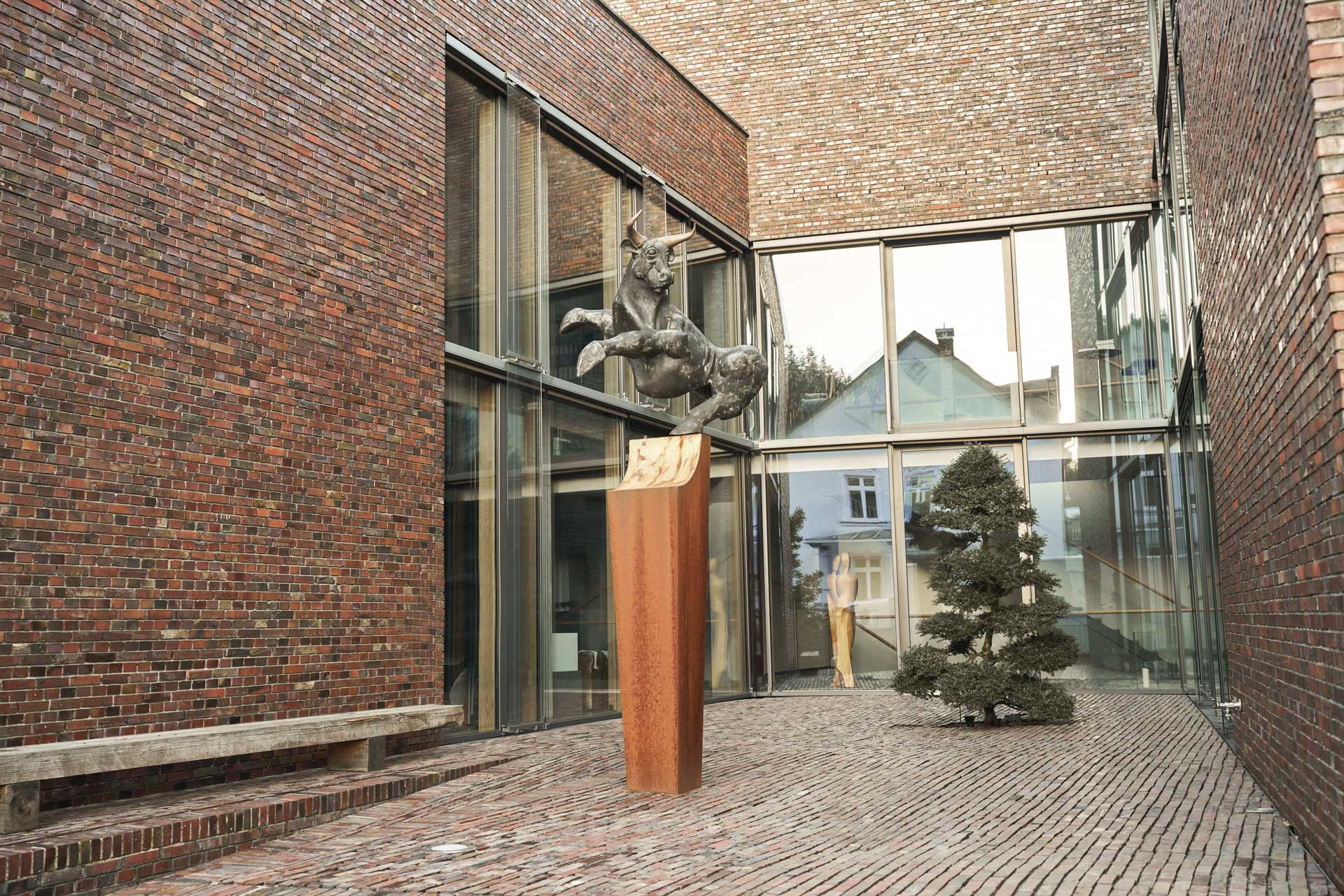 Innenhof mit Stierskulptur der Anwaltskanzlei Dr. Willi Thoma und Partner PartG mbB in Waldkirch