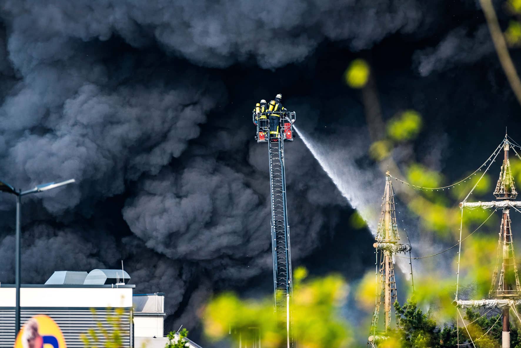 Brandschaden im Europa-Park, Feuerwehr löscht Brand